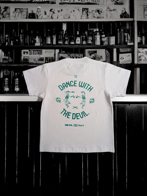 T-shirt « Danser avec le diable » – Blanc